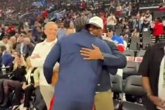 夢(mèng)回18年的火箭！哈登和保羅今日賽前擁抱！