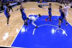 沒必要的動作！科爾-安東尼兇狠拉拽 將上籃的布朗干翻在地