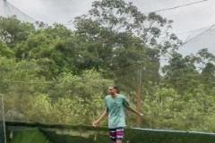 文班亞馬在哥斯達(dá)黎加與當(dāng)?shù)厍嗌倌晏咦闱颍粗鵂顟B(tài)很好！