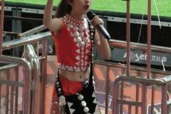 漂亮女孩子做領(lǐng)隊(duì)太養(yǎng)眼！這妹兒上次來我這，咱就訂婚了