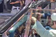 國王杯決賽賽前，塞維利亞一對新人的婚車經(jīng)過巴薩球迷時