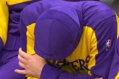 東契奇腸胃不適 坐在場(chǎng)邊表情痛苦