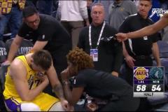 明顯胃部不適！半場結(jié)束后東契奇回到板凳席，一臉難受