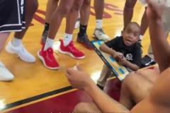 在尿都控制不了的歲數(shù)，卻能控制籃球隊(duì)的場(chǎng)