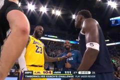 心態(tài)真好！最后時(shí)刻湖人落后7分，詹姆斯與愛(ài)德華茲場(chǎng)邊有說(shuō)有笑