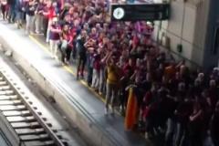 皇馬巴薩球迷前往塞維利亞，巴薩球迷激情唱跳，皇馬球迷異常安靜