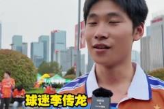 泰山隊主場迎戰(zhàn)申花，球迷身穿泰山隊甲A時期9號外援隊服