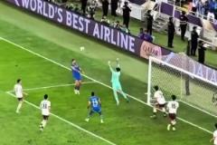 笑不活了！米特洛維奇致敬蘇亞雷斯，向裁判申訴門將手球