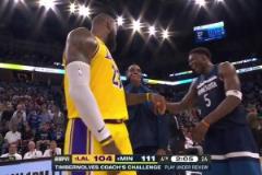 G3死球期間，詹姆斯和愛(ài)德華茲、康利有說(shuō)有笑的