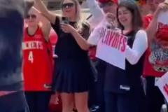 飛赴舊金山！大批火蜜夾道歡送杰倫-格林登機(jī)