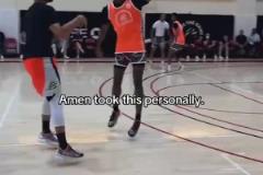 時過境遷！庫里三年前曾在訓(xùn)練營三分顏射阿門，隨后指導(dǎo)其防守！