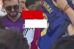 皇馬球迷撕壞亞馬爾球衣，有人拿出打火機(jī)試圖焚燒