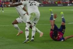 是犯規(guī)嗎？費(fèi)蘭禁區(qū)內(nèi)被呂迪格勾倒！向主裁判抱怨沒(méi)有表示！