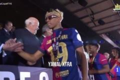 亞馬爾太開心忘記領(lǐng)獎牌話說拉波爾塔是真喜歡這小子啊