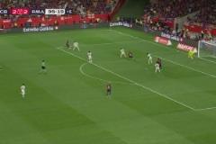 是點(diǎn)球嗎？費(fèi)蘭禁區(qū)內(nèi)倒地&不滿判罰，裁判沒有表示