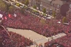 即將奪冠！ 利物浦球迷提前聚集安菲爾德場(chǎng)外，匯集成紅色的海洋