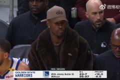 這一身穿搭還挺有風格！巴特勒場下觀戰(zhàn) 嚼東西有神的身影？