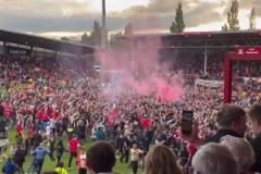 球迷沖入場內(nèi)瘋狂慶祝！雷克瑟姆升入英冠，三年三連升創(chuàng)造歷史