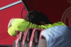 賽后巴薩球員瘋狂慶祝，庫爾圖瓦把頭埋在替補(bǔ)席