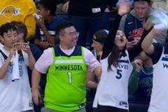 雙喜臨門(mén)！森林狼球迷在G3中完成求婚