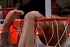 有球迷曬細節(jié)視頻不服NBA賽后公告：這一幀燈亮但手還碰球??！