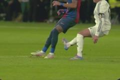 巴斯克斯中場(chǎng)踢倒拉菲尼亞！主裁判沒(méi)有表示！