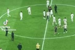 不服！賽后貝林厄姆要找裁判理論被隊(duì)友們攔住