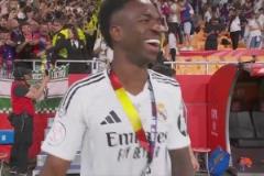 頒獎儀式皇馬其他球員表情嚴(yán)肅，維尼修斯笑著回應(yīng)嘲諷