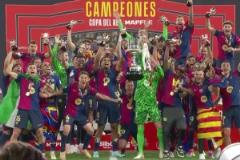 賽季三殺皇馬奪國(guó)王杯！慢鏡再看巴薩奪冠捧杯瞬間！