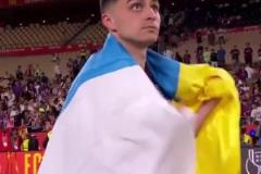 他真的。。佩德里舉獎杯慶祝時(shí)身披的家鄉(xiāng)加那利群島的旗幟