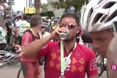 享受生活！阿扎爾參加自行車賽，賽后還喝了瓶啤酒