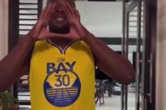 博爾特身穿勇士30號球衣為勇士季后賽吶喊加油！