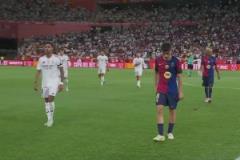 對(duì)判罰不滿！上半場(chǎng)結(jié)束巴斯克斯找主裁判理論！