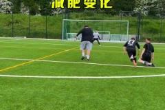 與埃弗頓后帕爾默跑步離開球場，身后還有幾名球迷在追他