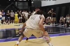 戈登今日補(bǔ)扣絕殺快船，但他的運(yùn)球也是相當(dāng)炸裂