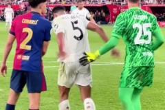 貝林厄姆被巴薩球員扶起，最近高強(qiáng)度比賽也是燃盡了自己