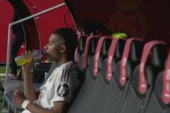 姆總心里苦終場(chǎng)哨響后，姆巴佩一個(gè)人回到替補(bǔ)席喝水發(fā)呆