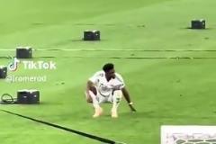 很沮喪！國(guó)王杯失利之后，瓊阿梅尼被拍到一個(gè)人坐在場(chǎng)上