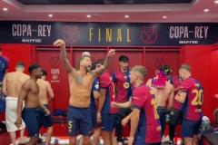 載歌載舞！巴薩眾將更衣室慶祝奪冠！