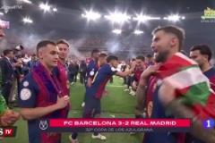 阿斯：巴薩球員列隊(duì)迎接皇馬球員領(lǐng)獎(jiǎng)，僅貝林厄姆未握手祝賀