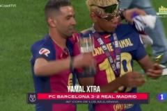 頒獎(jiǎng)儀式結(jié)束后，亞馬爾和他的父親在球場(chǎng)內(nèi)慶祝??