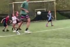 去你們的足球夢？文班亞馬踢野球彩虹過人戲耍小朋友