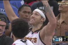 等待絕殺宣判時(shí)的眾生相！威少一直望著頭頂?shù)幕胤牛茄凵衩悦＃? title=