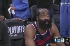 拼了一整場(chǎng)！最后時(shí)刻等待裁判宣判時(shí)，哈登在板凳席相當(dāng)疲憊，雙眼無(wú)神呀！