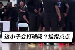 這位戴綠帽子長(zhǎng)得像杜蘭特的男人會(huì)打球嗎，就在那指指點(diǎn)點(diǎn)