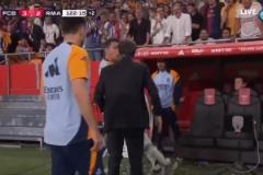 脾氣火爆！呂迪格不滿判罰想沖進(jìn)場(chǎng)，助教差點(diǎn)都攔不住