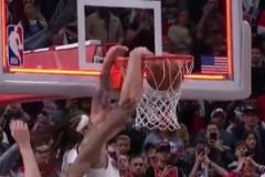 游走在規(guī)則的邊緣！燈亮的時(shí)候，戈登的手到底有沒(méi)有完全離開(kāi)球呢？