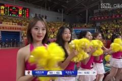 很懂?。〉蟻喼Z迎著周琦戰(zhàn)斧劈扣，導播馬上切給加油的啦啦隊美女