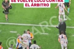 好幾個(gè)助教差點(diǎn)拉不?。】磁_(tái)視角呂迪格染紅后還想拿冰袋去打裁判