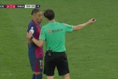 沒有點(diǎn)球！拉菲尼亞倒地主裁判罰點(diǎn)球！查看VAR后改判假摔+染黃！